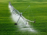 What is the working principle of the center pivot irrigation system?